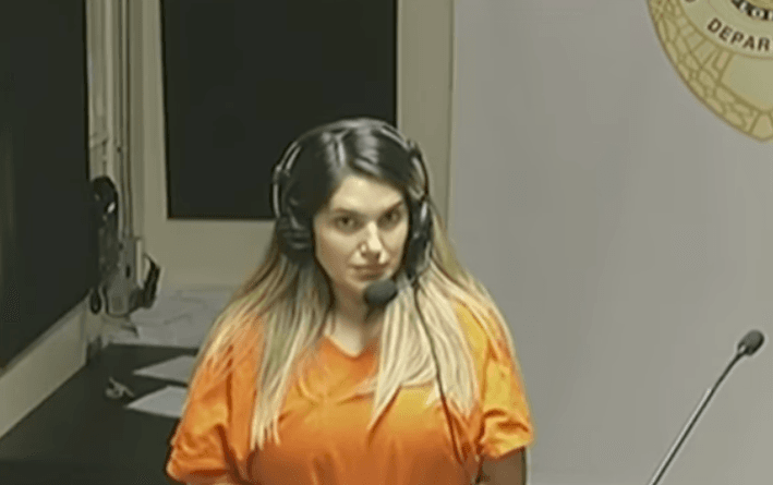 Arrestan a una mujer acusada de vender un carro robado y falsificar documentos