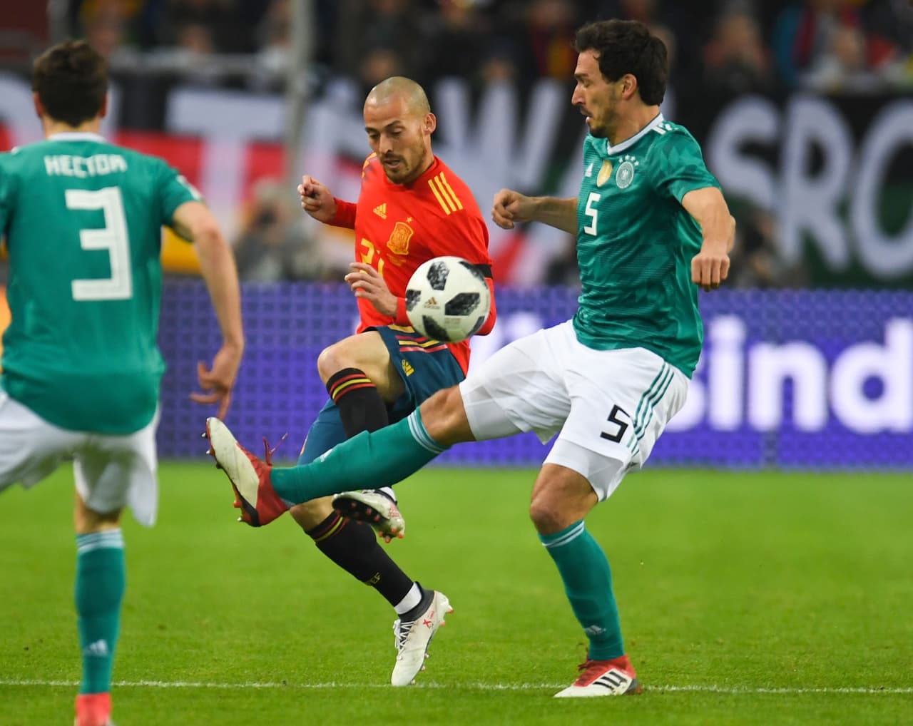 5-
<b>Mats Hummels (5)</b>. En el gol de España se dejó ganar la espalda por Rodrigo, quien definió solo. Pero a su favor es que había quedado momentáneamente como central derecho. En ofensiva tuvo el 2-1 a los 65 minutos, pero su cabezazo dio en el travesaño.