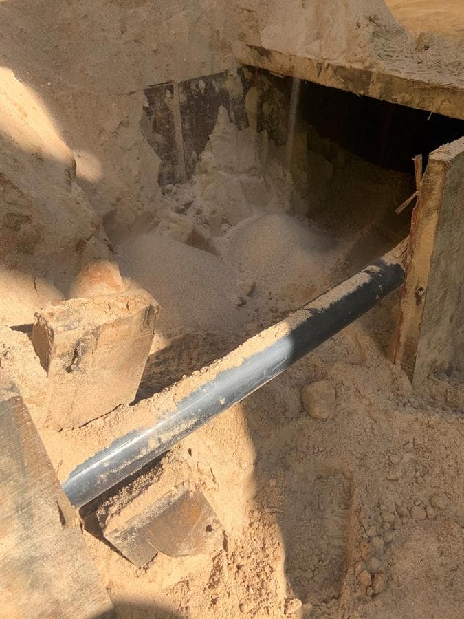Fotografía cedida por el Departamento de Seguridad Nacional (DHS) estadounidense donde se muestra a una grúa excavando en el desierto cerca de la ciudad de Yuma, Arizona,.