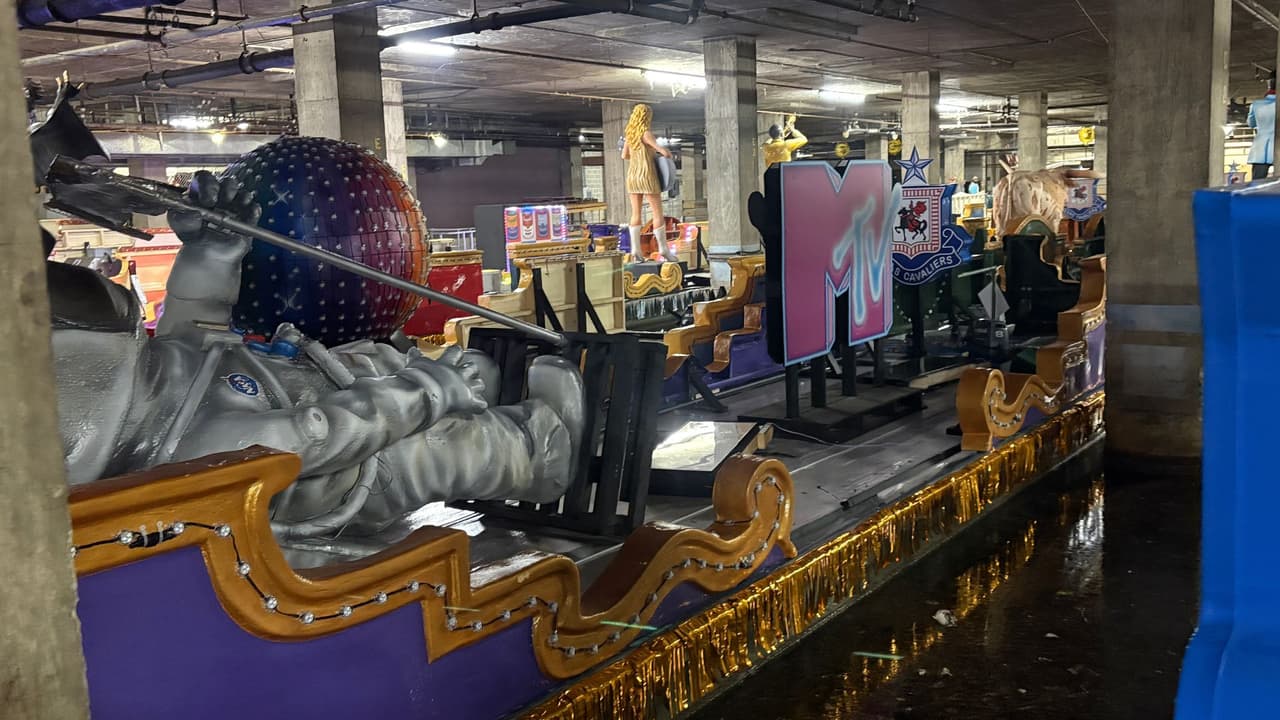 Cien años después, los Cavaliers de Texas todavía decoran el Río San Antonio con los colores llamativos de Fiesta.