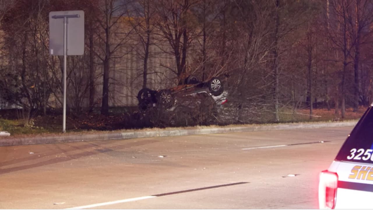 Una conductora viajaba por los carriles dirección oeste de la carretera Sam Houston cuando intentó esquivar a un automóvil que iba más lento.
