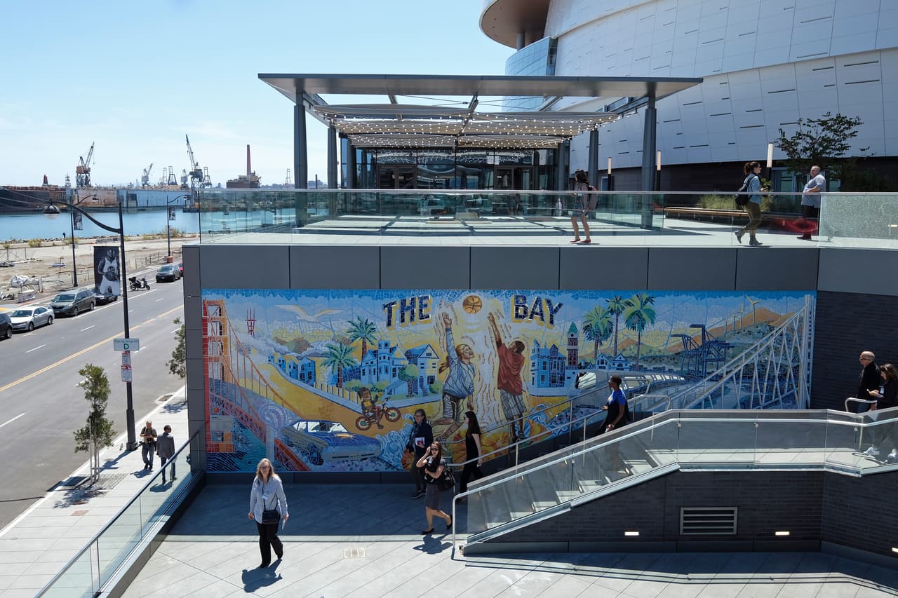 Es un camino que comenzó básicamente cuando los propietarios, Joe Lacob y Peter Guber, compraron el equipo en 2010. Poco después, dieron a conocer su deseo de mudar al equipo al otro lado de la Bahía.
<br>