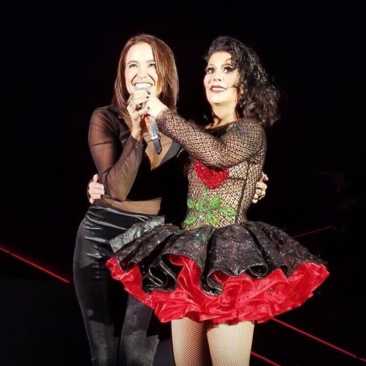 Alejandra Guzmán presentó el pasado 19 de abril de 2018 a Majida Issa, quien será la encargada de interpretarla en la serie que contará su vida. La cantante subió al escenario junto a la colombiana para dar la noticia a su público, durante su último concierto de la gira 'Versus World Tour'.