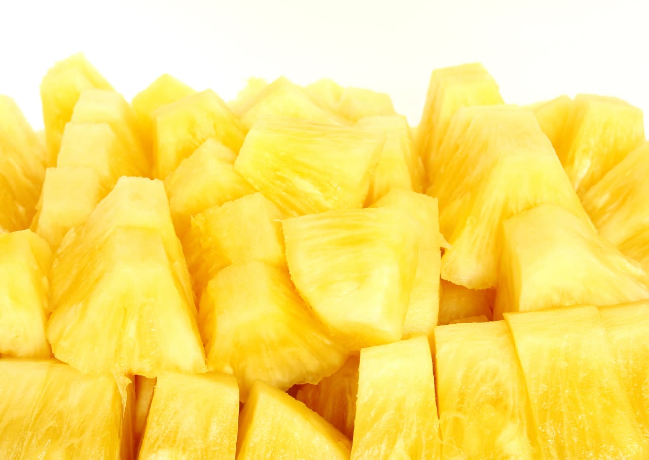 <b>Piña.</b> La piña cuenta también con varias propiedades, incluidas aquellas que ayudan a regular el acidez. Te sugerimos incorporar la piña entre los platillos que sirvas por Navidad.