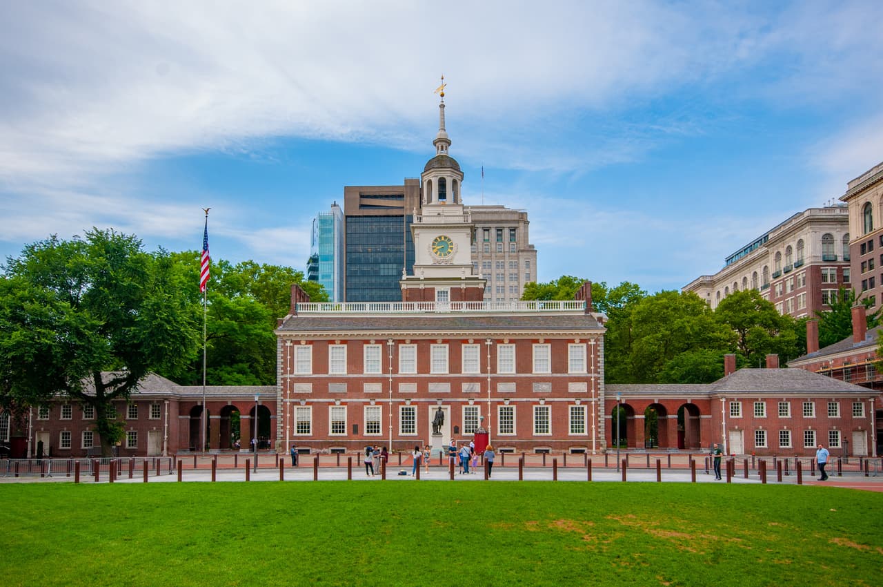 <b><a href="https://www.nps.gov/inde/planyourvisit/independencehall.htm" target="_blank">Independence Hall</a>: </b>Tendrás la oportunidad de ver la sala donde se firmaron la Declaración de Independencia y la Constitución de los Estados Unidos.