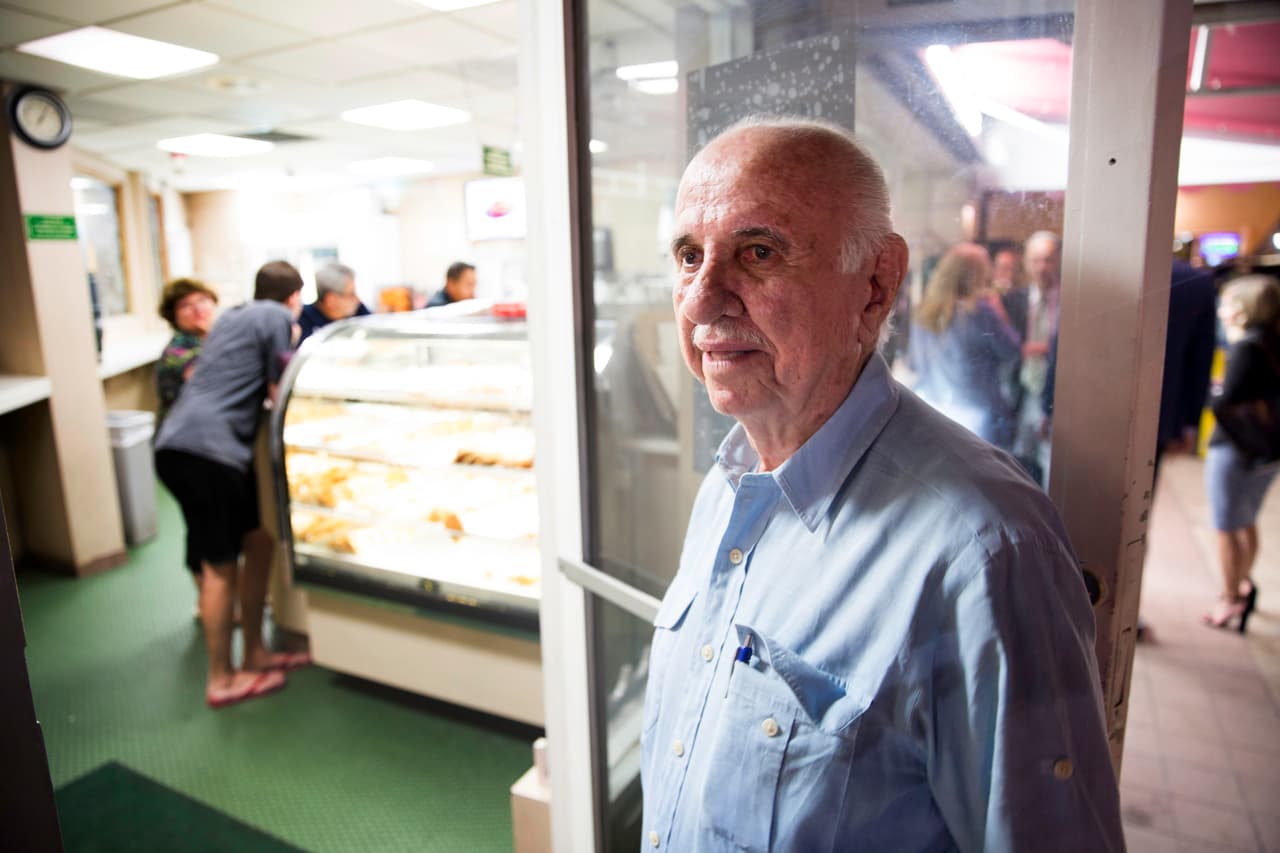 “Queríamos comernos un sanduchito cubano, un pastelito de guayaba, un jugo de mamey y en este lugar no solo encontrábamos nuestra cocina sino que fue el que empezó a reunir a todos los que dejábamos atrás nuestra patria”, dice Mario Machado, un hombre mayor que ha vivido su vida lejos de la isla frecuentando este lugar.
<br>
