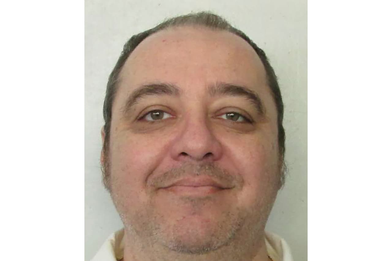 Esta fotografía sin fecha, facilitada por el Departamento Correccional de Alabama, muestra al recluso Kenneth Eugene Smith, condenado por el asesinato por encargo de la esposa de un predicador en 1988. El Tribunal Supremo de Alabama, dividido en su decisión, dictaminó que el estado puede ejecutar a un recluso mediante gas nitrógeno, un método que no se ha utilizado anteriormente para llevar a cabo una pena capital. El tribunal —integrado exclusivamente por jueces republicanos— aprobó el miércoles 1 de noviembre de 2023, por 6 votos a favor y 2 en contra, la solicitud del fiscal general de Alabama, Steve Marshall, de emitir una orden de ejecución para Kenneth Eugene Smith.