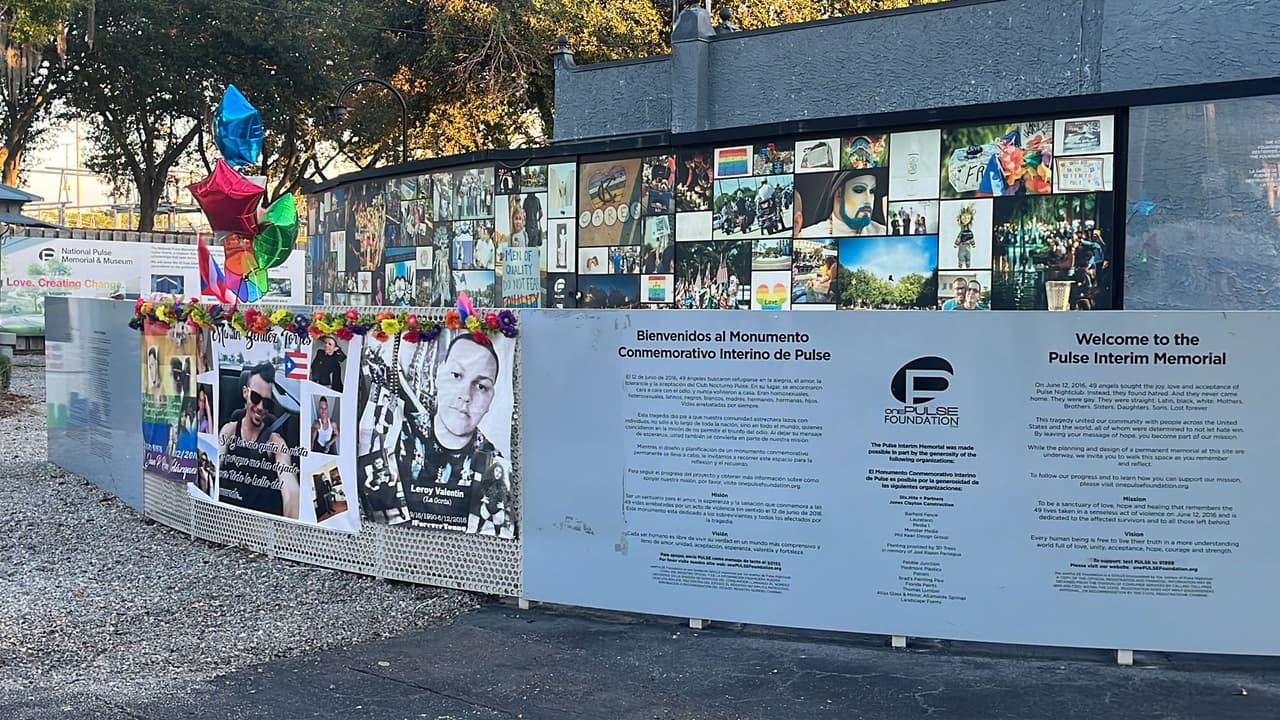 El gobernador Ron DeSantis ordenó que las banderas de Florida se mantuvieran a media asta desde el amanecer hasta el atardecer de este lunes para conmemorar a las víctimas de esta masacre.