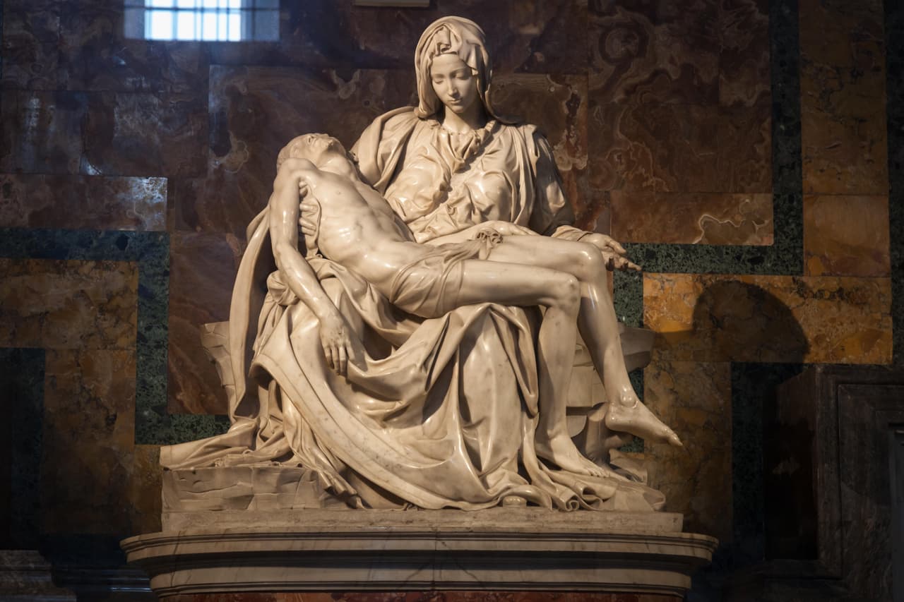 <b>La piedad - Miguel Ángel</b>
<br>La escultura tan detallada es una de las obras más queridas del Vaticano, lugar donde es exhibida y admirada por miles de visitantes. Por allá de 1972, el geólogo Laszlo Toth gritó “Soy Jesucristo, resucitado de entre los muertos", y poco después golpeó la figura con un martillo varias veces. El daño fue muy severo y requirió una restauración de 10 años.