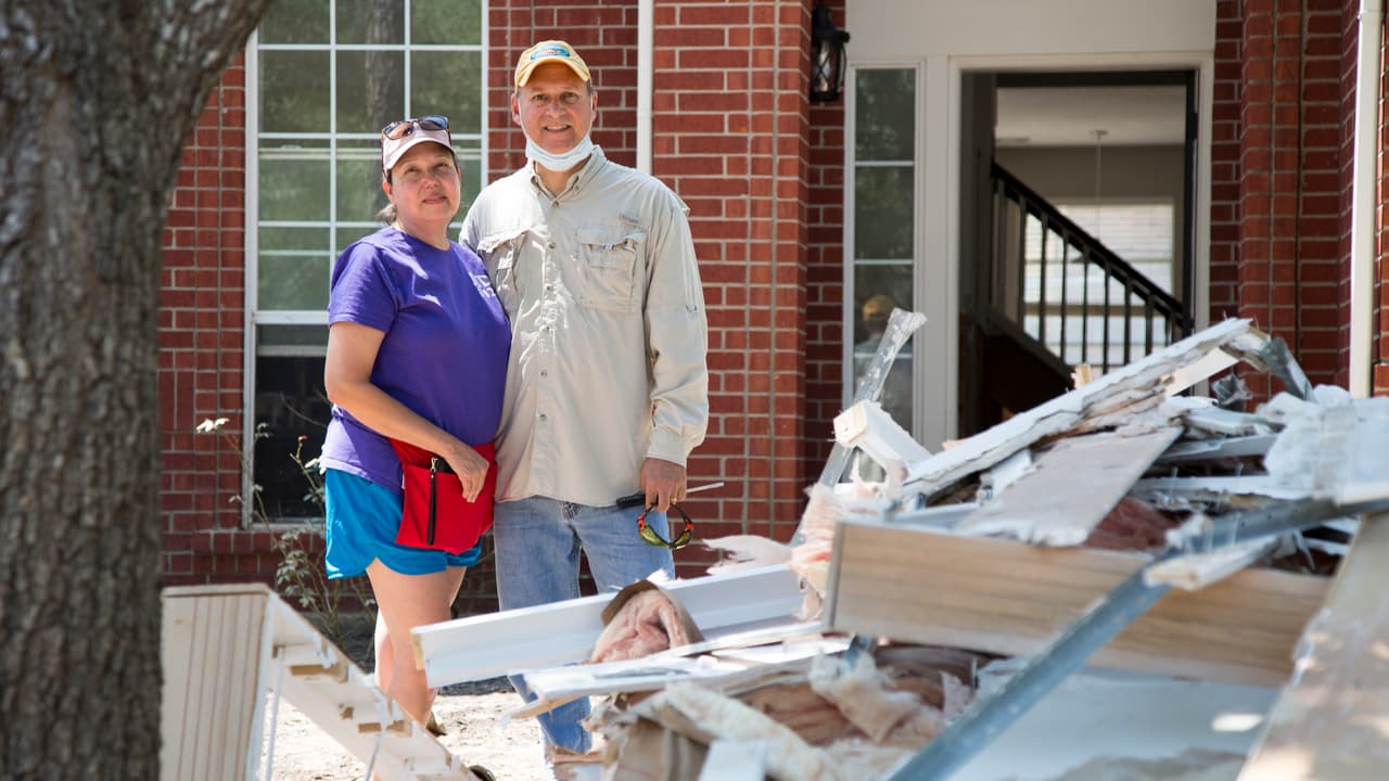 Escombros y trámites: La otra inundación que enfrentan los damnificados por Harvey