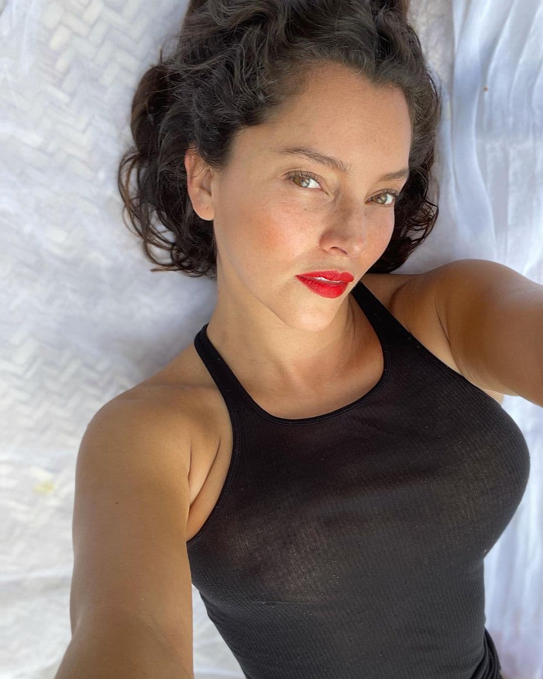 Ahora, luego de haberse sometido a los procedimientos estéticos que había planeado, se ha dejado ver muy rejuvenecida y feliz.