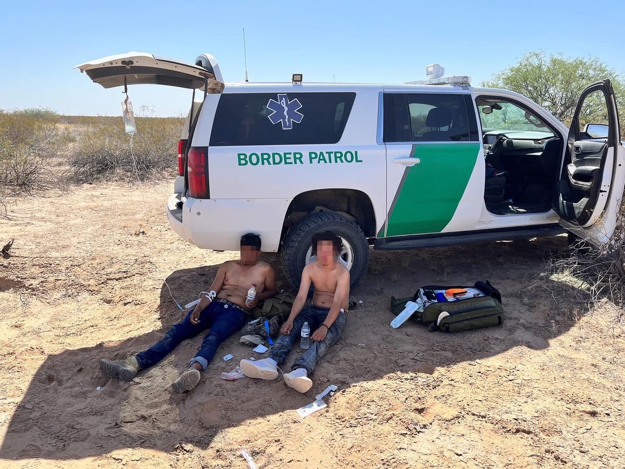 Agentes asignados a la unidad BORSTAR del sector Yuma y la estación Wellton respondieron a dos llamadas al 911 en el desierto y brindaron atención de emergencia. La agencia migratoria indicó en un tuit que su función además de proteger la frontera y detener el cruce de personas sin documentos migratorios, también es salvar vidas.