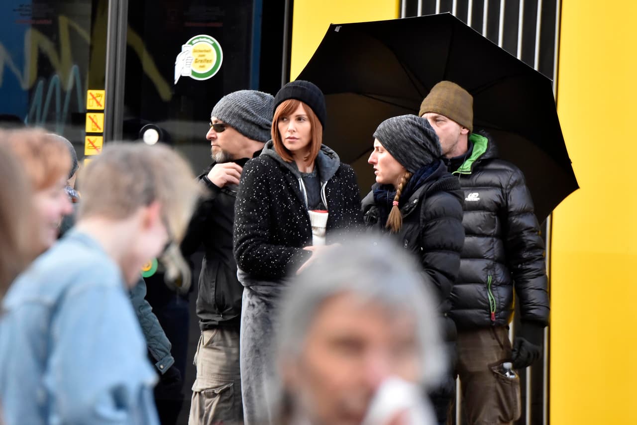 En otra secuencia, Charlize portó otra peluca.
