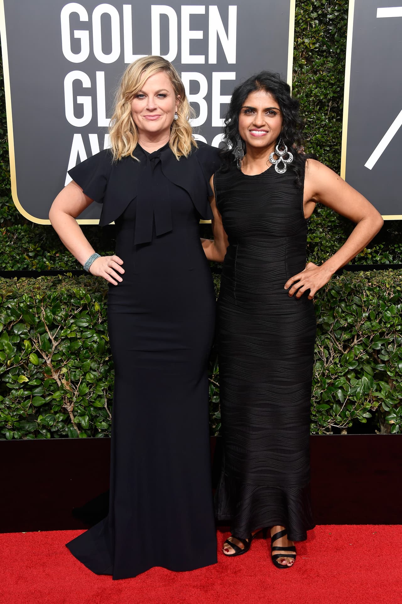 Amy Poehler y su cita de esta noche, la activista por los derechos de las mujeres en la industria restaurantera, Sary Jayaraman.