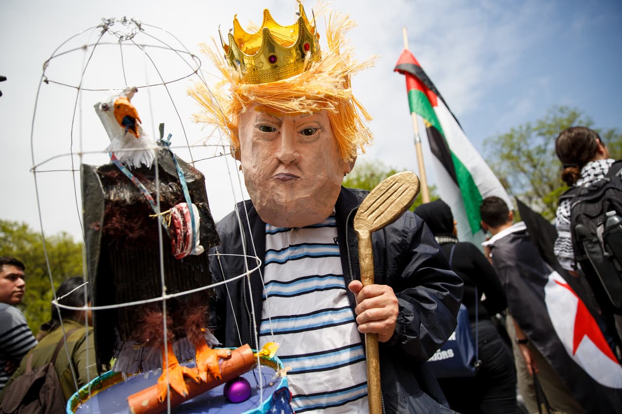 Manifestantes van contra Trump en protestas del Primero de Mayo