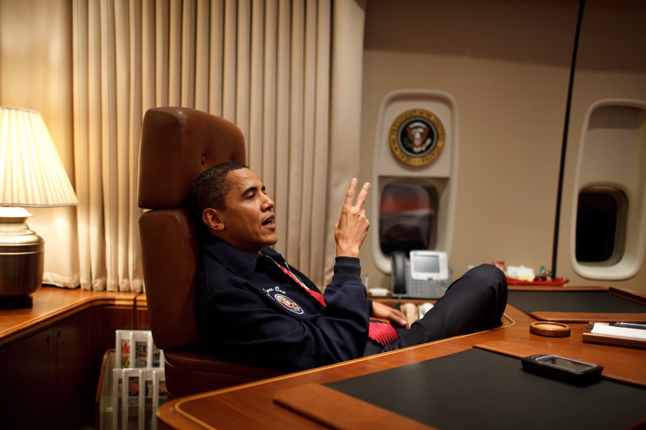 <b>Reuniones de alto nivel.</b> Barack Obama en la oficina privada del Air Force One, 2009.