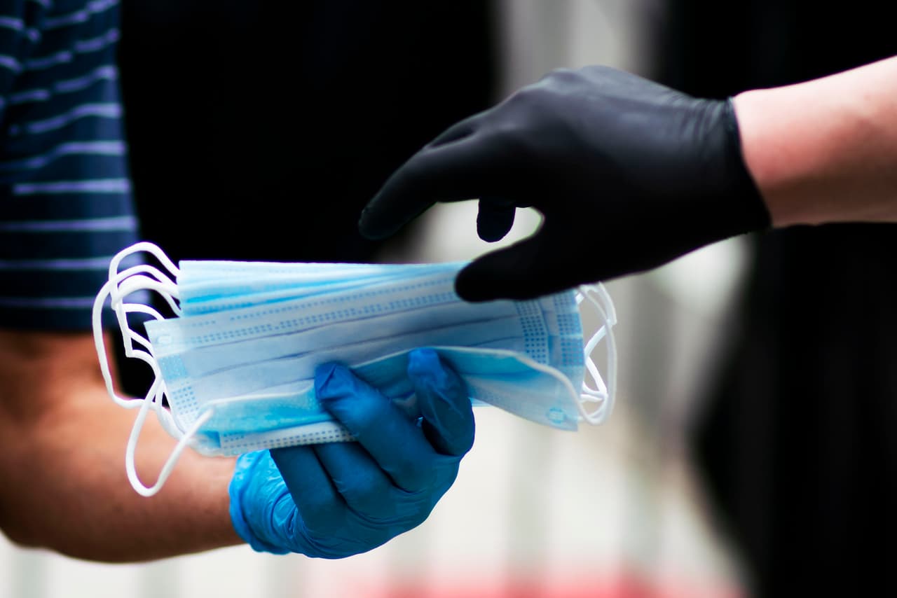 Cinco lugares en Chicago donde puedes encontrar mascarillas gratis para protegerte del coronavirus
