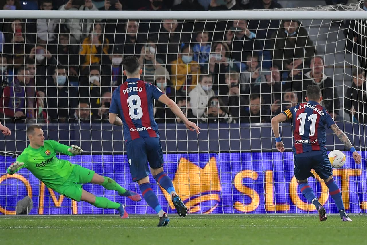 Barcelona venció al Levante con anotaciones de Pierre-Emerick Aubameyang, Pedri y Luuk de Jong; por los locales marcaron Morales y Melero, ambos por la vía del penal. Si bien anotaron dos tantos desde los 11 pasos, los granotas falllaron uno.