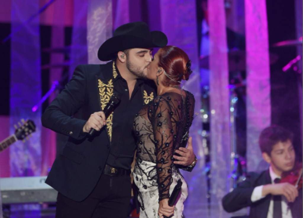 En los Premios Billboard de la Música Latina 2016, los cantantes Alejandra Guzmán y Gerardo Ortiz sorprendieron al darse un beso.