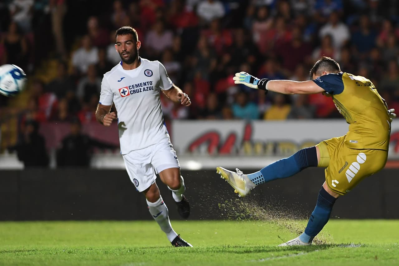 Sebastián Jurado evita la ofensiva del Cruz Azul.