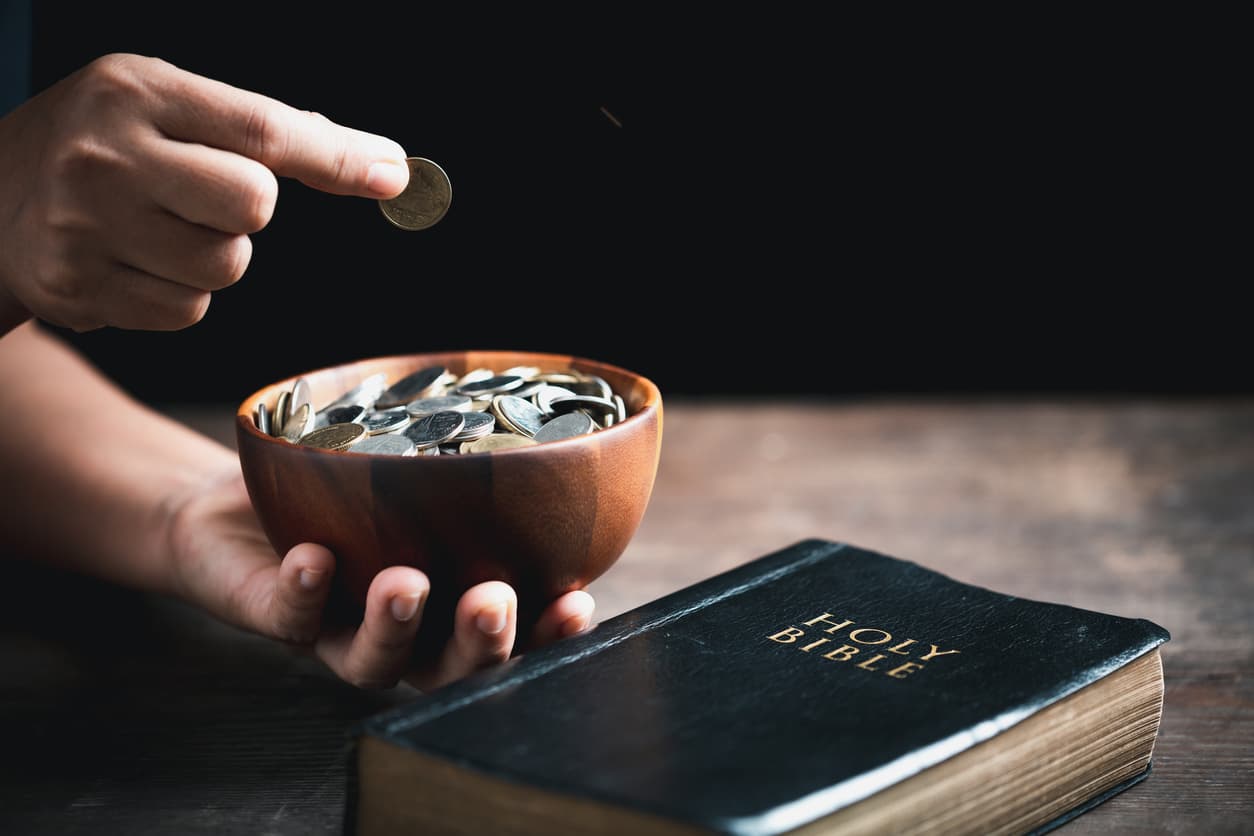 En video: Sacerdote reprocha a los fieles por dejar poca limosna y les recrimina que van a misa en carros último modelo