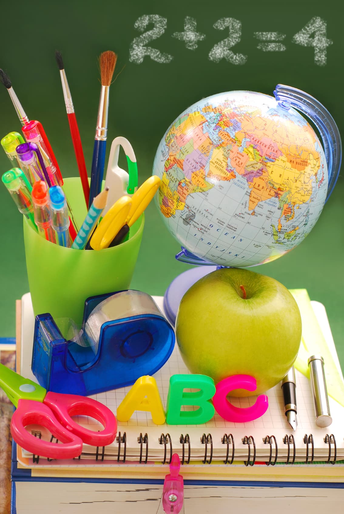 ¿Cómo ordenar? Una buena forma de acomodar las cosas es según su uso. Es decir, si (por ejemplo) estás ordenando la habitación de tu hija adolescente, no coloques aquello que utilice con frecuencia en una caja escondida. Ponlo bien a la mano, en los estantes al nivel de la vista.