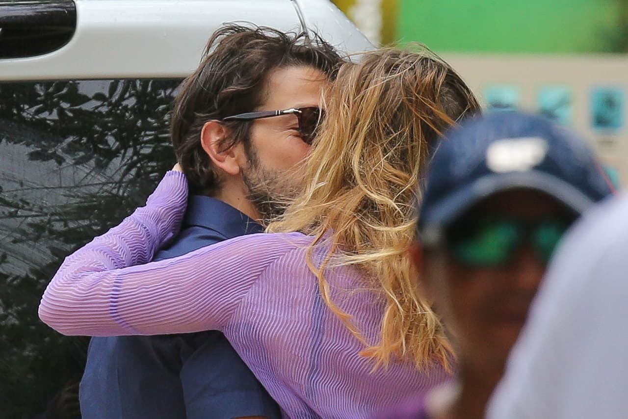Diego Luna y Suki Waterhouse se besan en Tulum