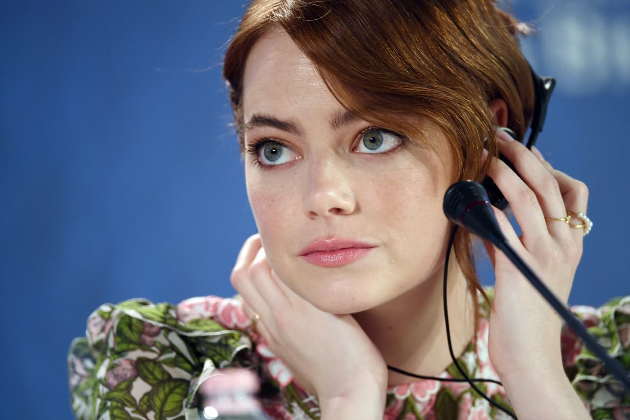 Emma Stone muy atenta en la conferencia de prensa.