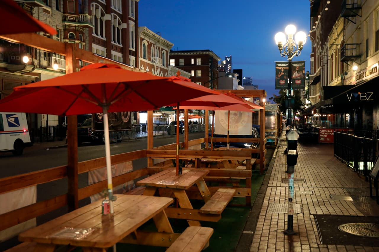 Sin embargo, cuando lo hagan, el estado les ordenará cerrar peluquerías y barberías, limitar las tiendas minoristas al 20% de su capacidad y solo permitirá que los restaurantes ofrezcan comida para llevar y entrega a domicilio.