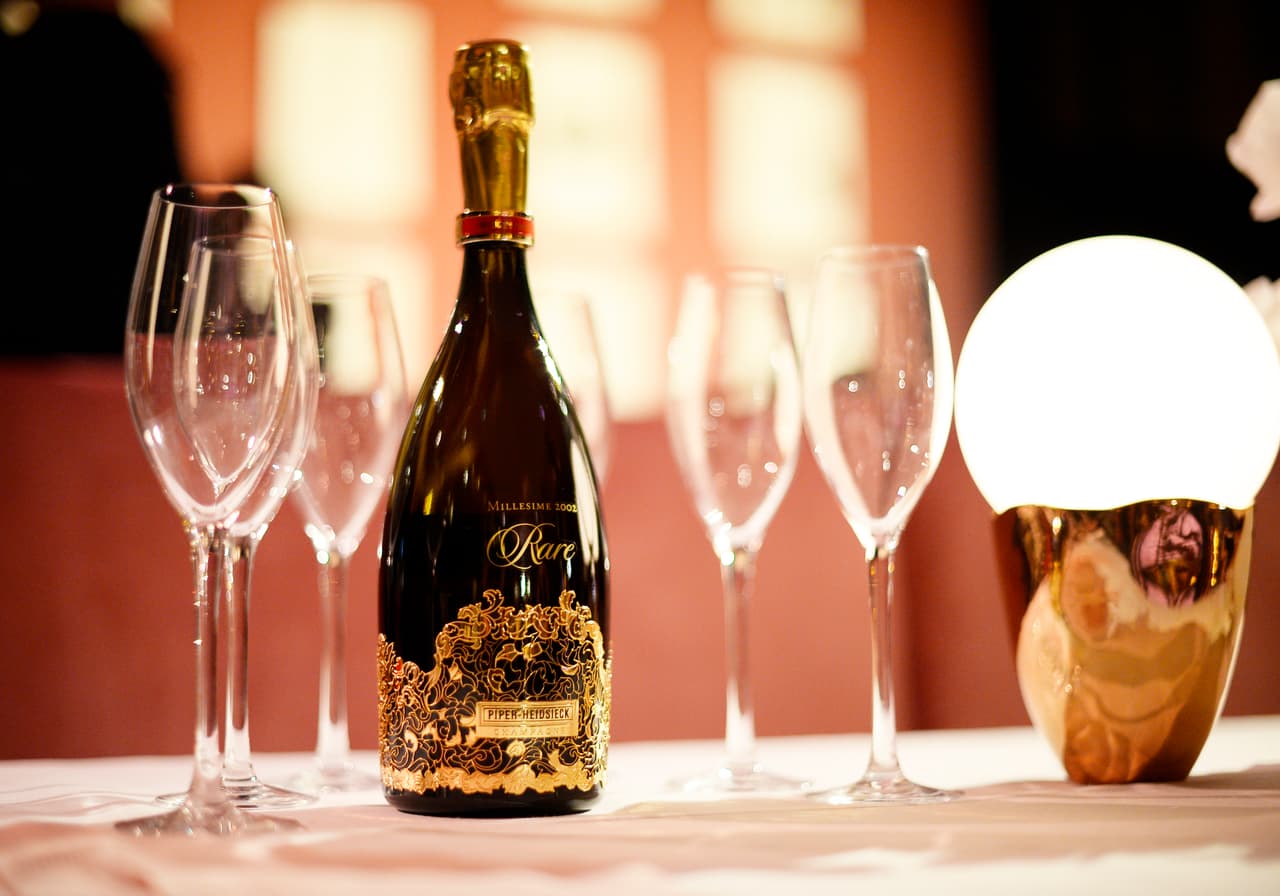 ¿Quién quiere una copita de champagne?