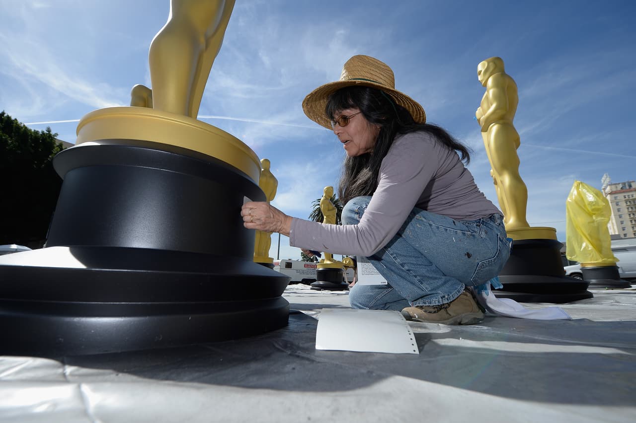 Afuera del teatro, se colocan ya las estatuas gigantescas.