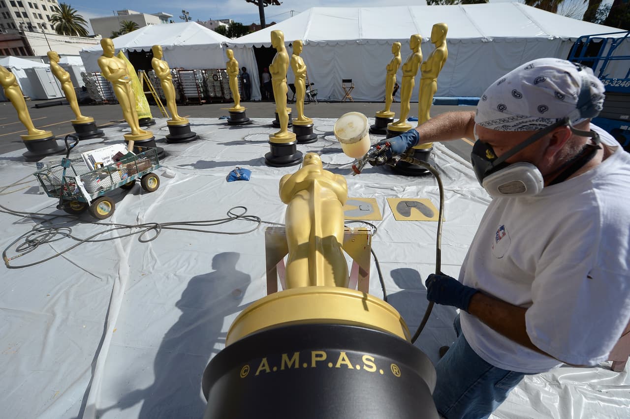 Pintan de dorado las estatuas de la Academia.