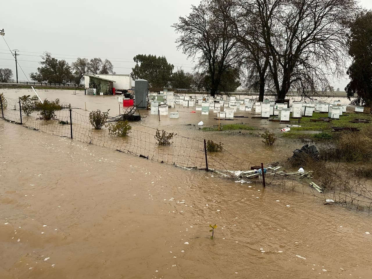 El aumento en el nivel de los ríos comienza a provocar inundaciones, por lo que se pide a residentes evacuar la zona