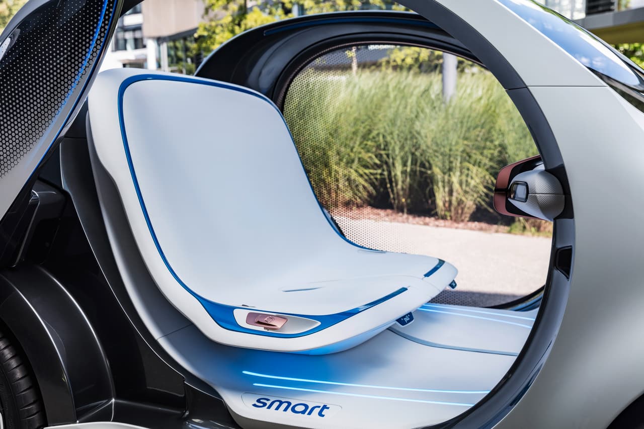 El asiento de dos pasajeros del Smart Vision EQ Fortwo está forrado en
<b>cuero falso</b> -ningún animal fue sacrificado para la construcción de este concepto-. Esto es una buena noticia ya que el MBTex, como es conocido el cuero sintético que fabrica Mercedes-Benz no solo es prácticamente indistinguible del cuero original sino que también es mucho
<b>más resistente</b> y se mantiene en excelente estado por mucho más tiempo.
