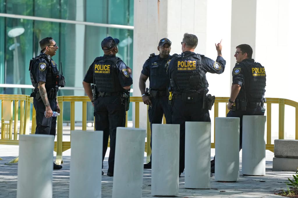 Personal del Servicio Policial asignado a labores de seguridad en el palacio de Justicia en Florida.