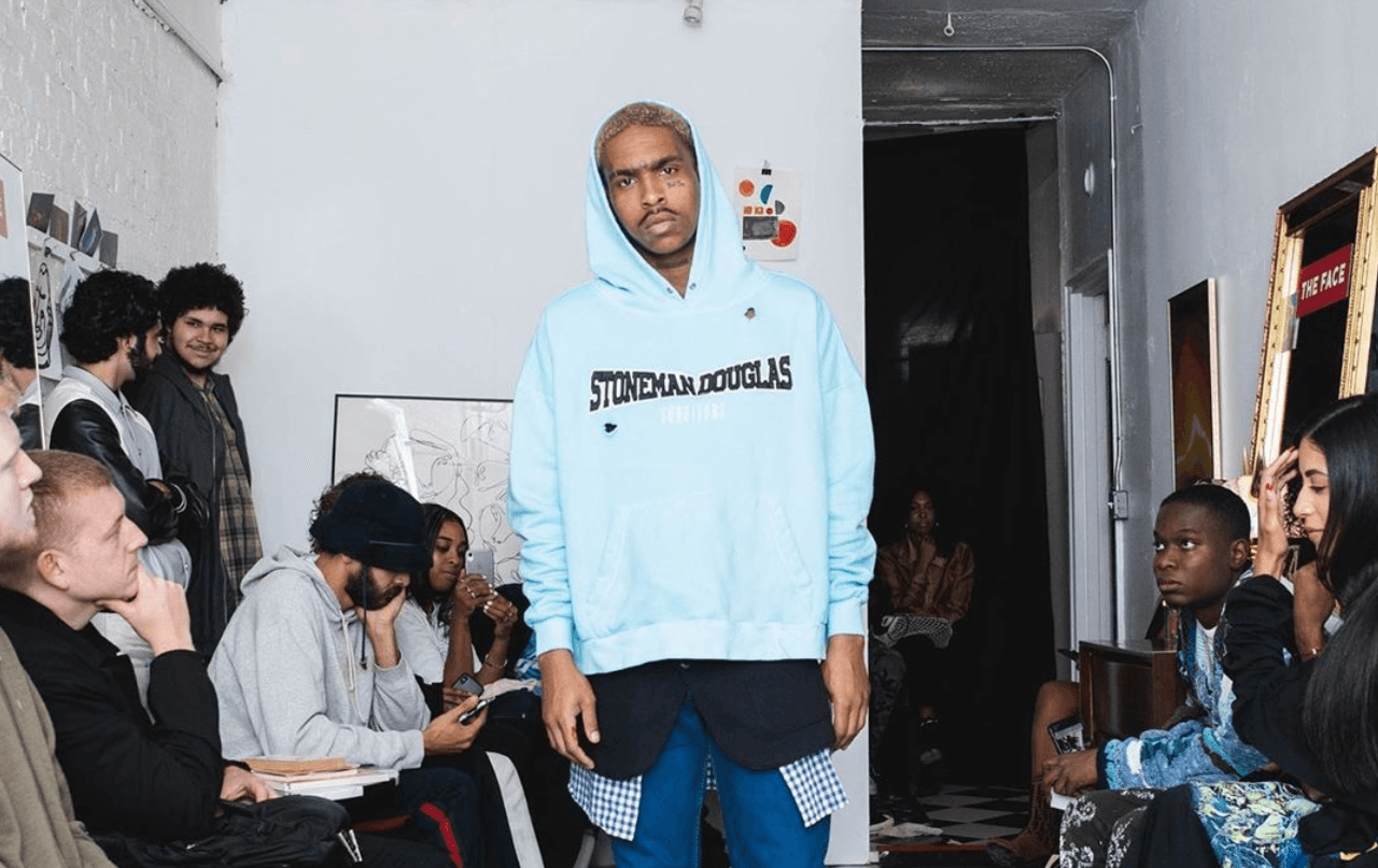 Fred Guttenberg perdió a su hija en la tragedia de Parkland y dijo “¿en qué escenario podría alguien pensar que esta era una buena idea? Esto me ha molestado mucho. Si alguno de mis seguidores tiene a alguien relacionado con esta línea de ropa, pídanle que la paren de inmediato".