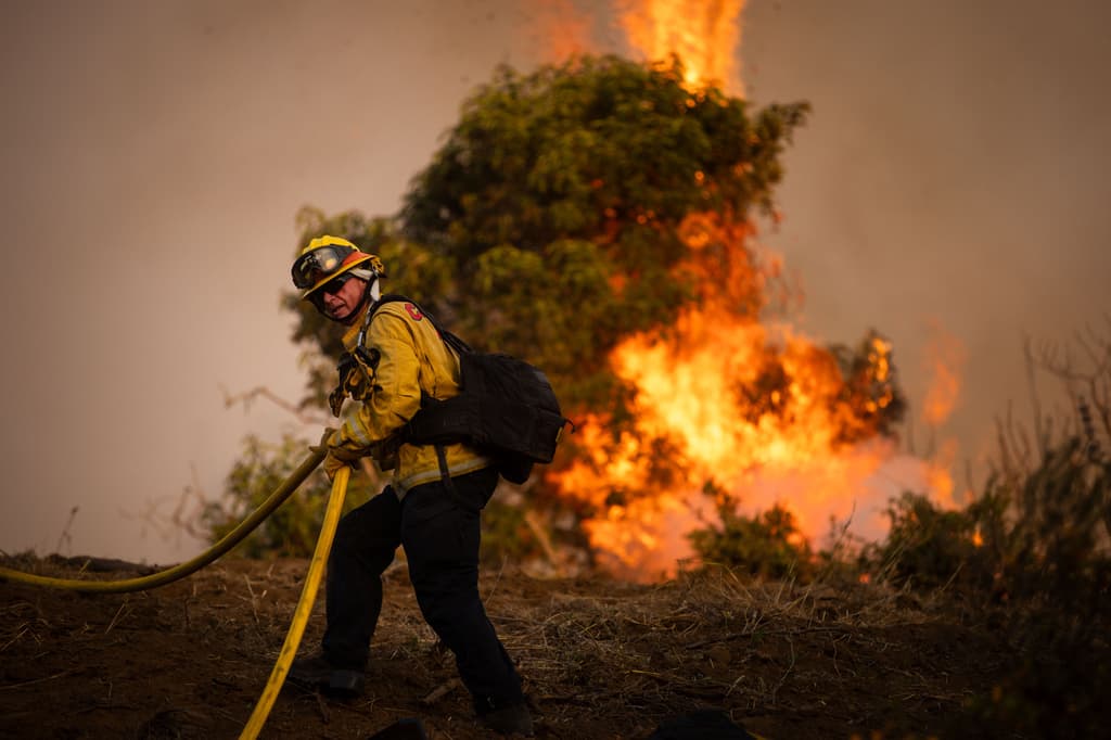 La alcaldesa de Los Ángeles, Karen Bass, informó que están
<b><a href="https://www.univision.com/noticias/estados-unidos/incendio-forestal-en-california-obliga-evacuaciones-y-amenaza-viviendas-en-simi-valley" target="_blank">atentos al incendio Sandy</a></b> para tomar las medidas necesarias en caso de una amenaza inminente.
