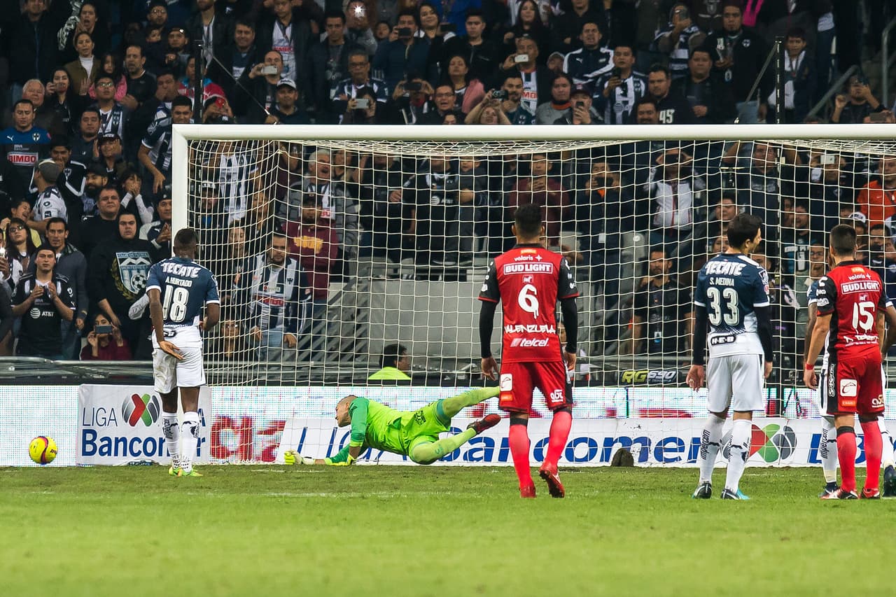 El delantero colombiano tuvo la oportunidad más clara que puede dar el fútbol. Le llegó a los 74 minutos cuando desde los 11 pasos pudo definir el encuentro.