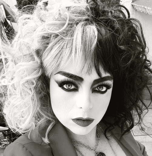 Por supuesto, no dejó pasar la oportunidad para publicar unas fotografías en blanco y negro, la combinación favorita de Cruella.