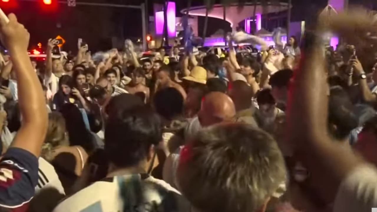 Aficionados argentinos se congregaron afuera del estadio Hard Rock de Miami, donde celebraron con cánticos la victoria de su selección por 1-0 sobre Colombia en la Final de la Copa América 2024.