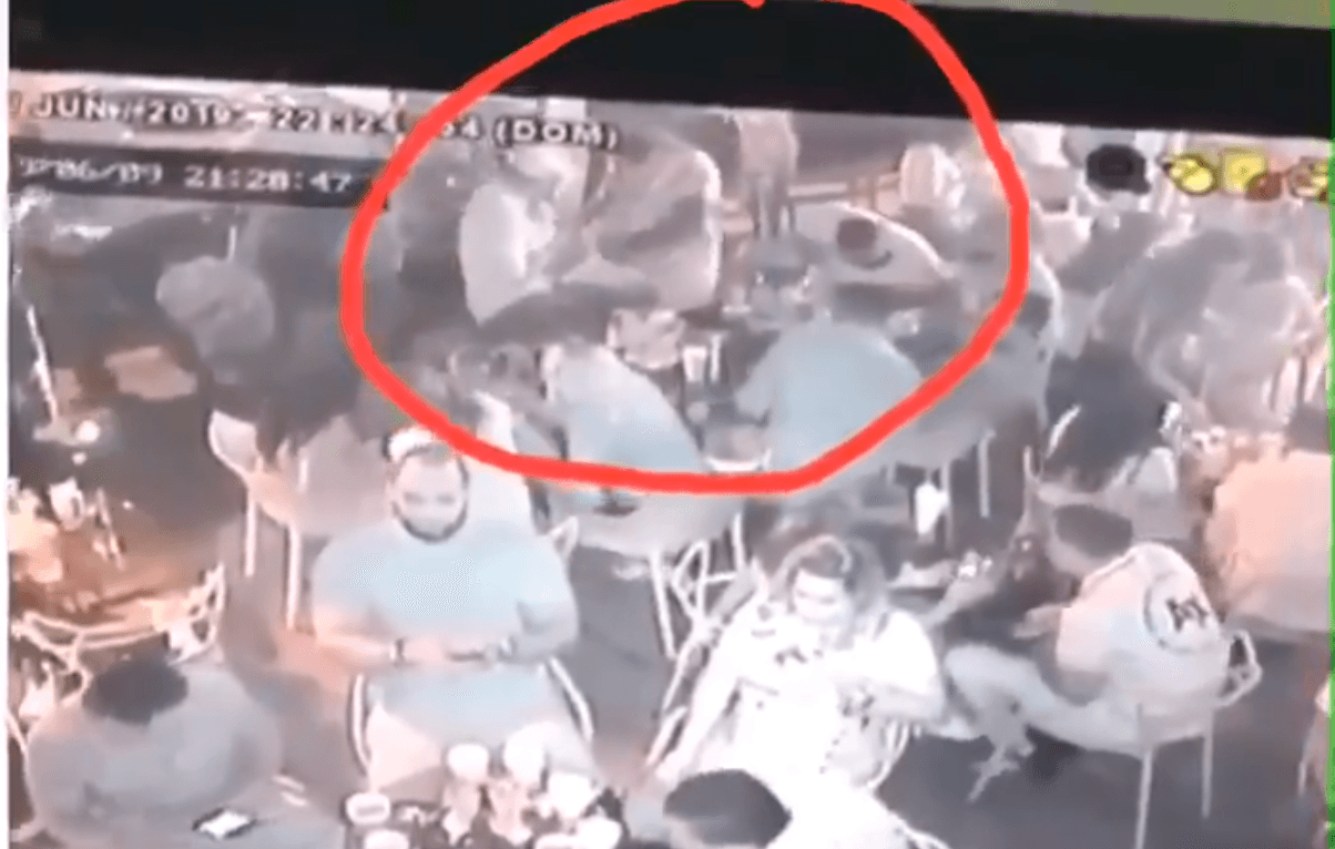 Ahí aparece el agresor, justo en la zona de en medio del círculo y cerca de la mesa en la que se hallaba el exligamayorista.