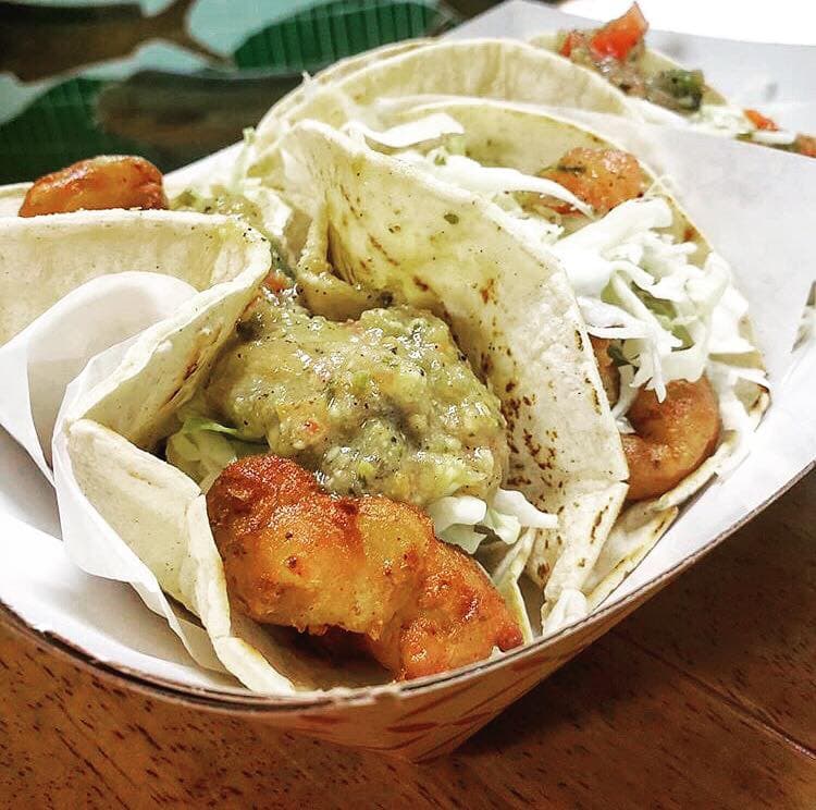 <b>Best Fish Tacos In Ensenada</b> es un lugar ubicado en East Hollywood y tal como su nombre reza, aquí están los mejores tacos de pescado, puesto que ofrecen el clásico sabor de la cocina de Baja California. Según la calificación de Google tiene un 4.5 de 5.0 y de acuerdo a la descripción de sus usuarios, este lugar es lo que es.
<b>Con un menú extremadamente simple, se dedican principalmente a su especialidad: los tacos de pescado y de camarón.</b>