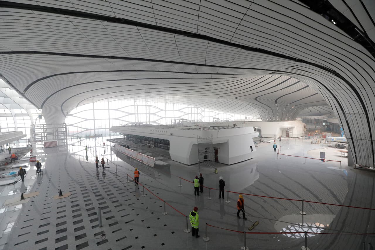 Daxing también servirá a los pasajeros de las áreas vecinas de Hebei y Tianjin, unidas por una extensa red de trenes, trenes subterráneos y autobuses. Con la apertura de Daxing, el Aeropuerto Pekín Nanyuan, el más antiguo de China, cesará sus operaciones a partir del jueves.