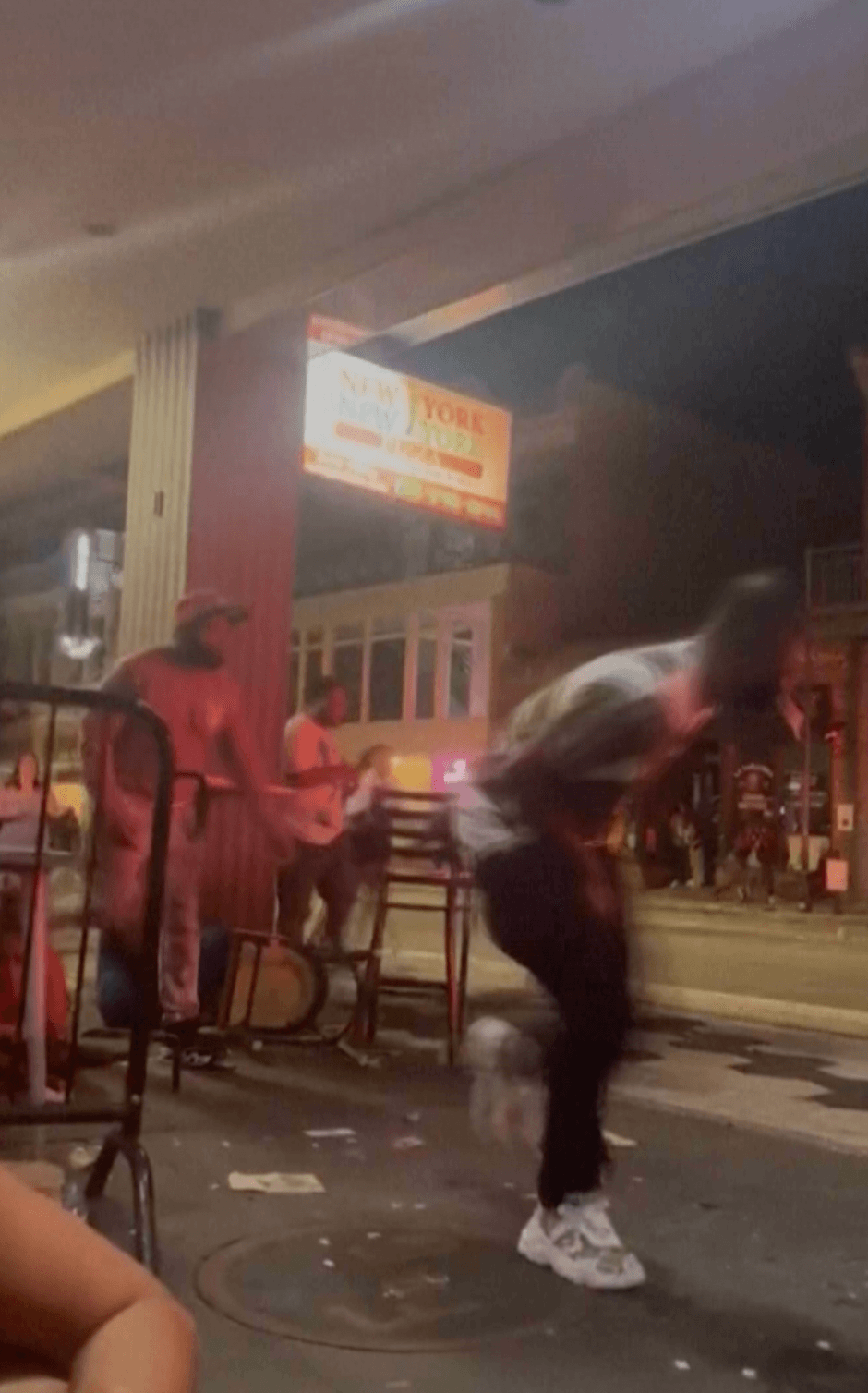 Autoridades confirmaron que dos víctimas de 14 y 22 años murieron y al menos 16 resultaron heridos, incluidos 15 con heridas de bala.