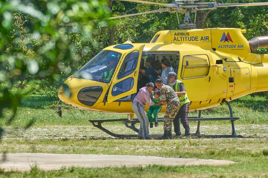 Rescatistas evacúan a más de 500 turistas tras el devastador deslave en la frontera de Nepal