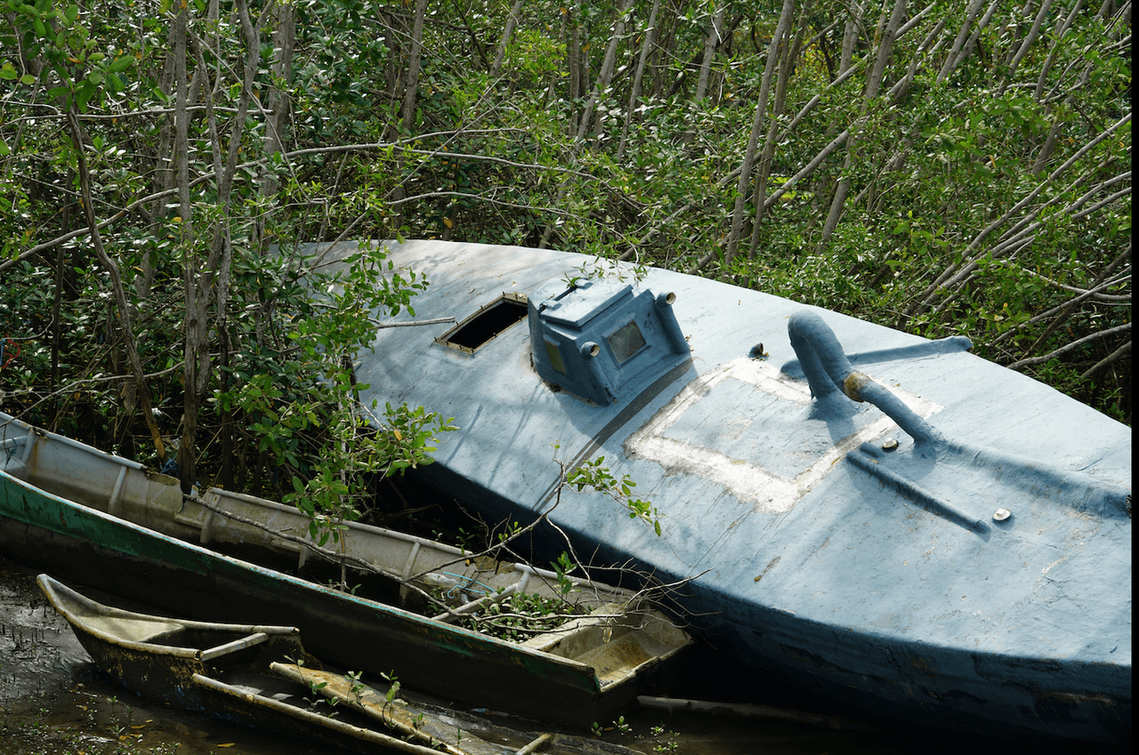 En Tumaco, Colombia, muchos de estos semisumergibles incautados ya forman un cementerio de embarcaciones sin uso.
