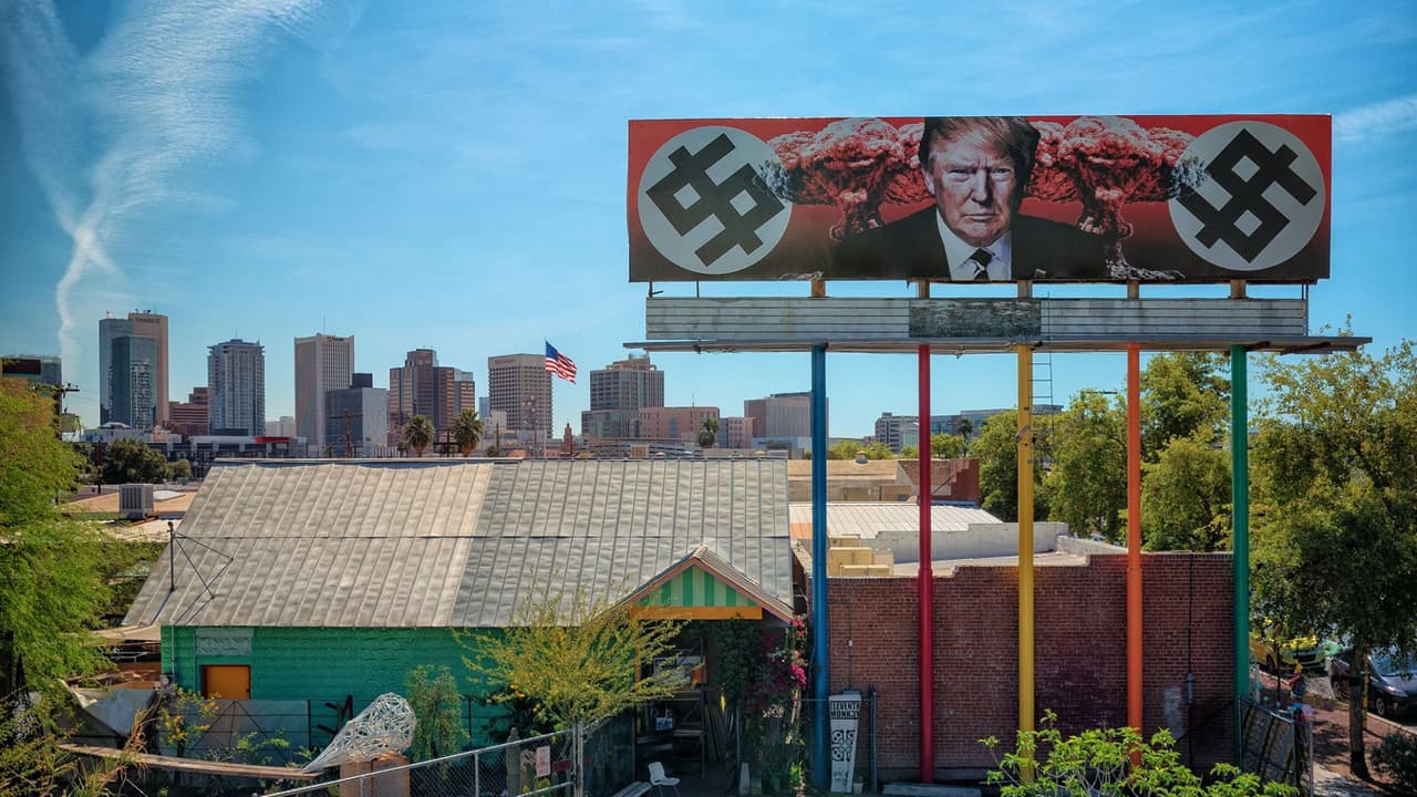 Una artista crea una valla anti-Trump con símbolos nazis y dice que no la retirará mientras sea presidente