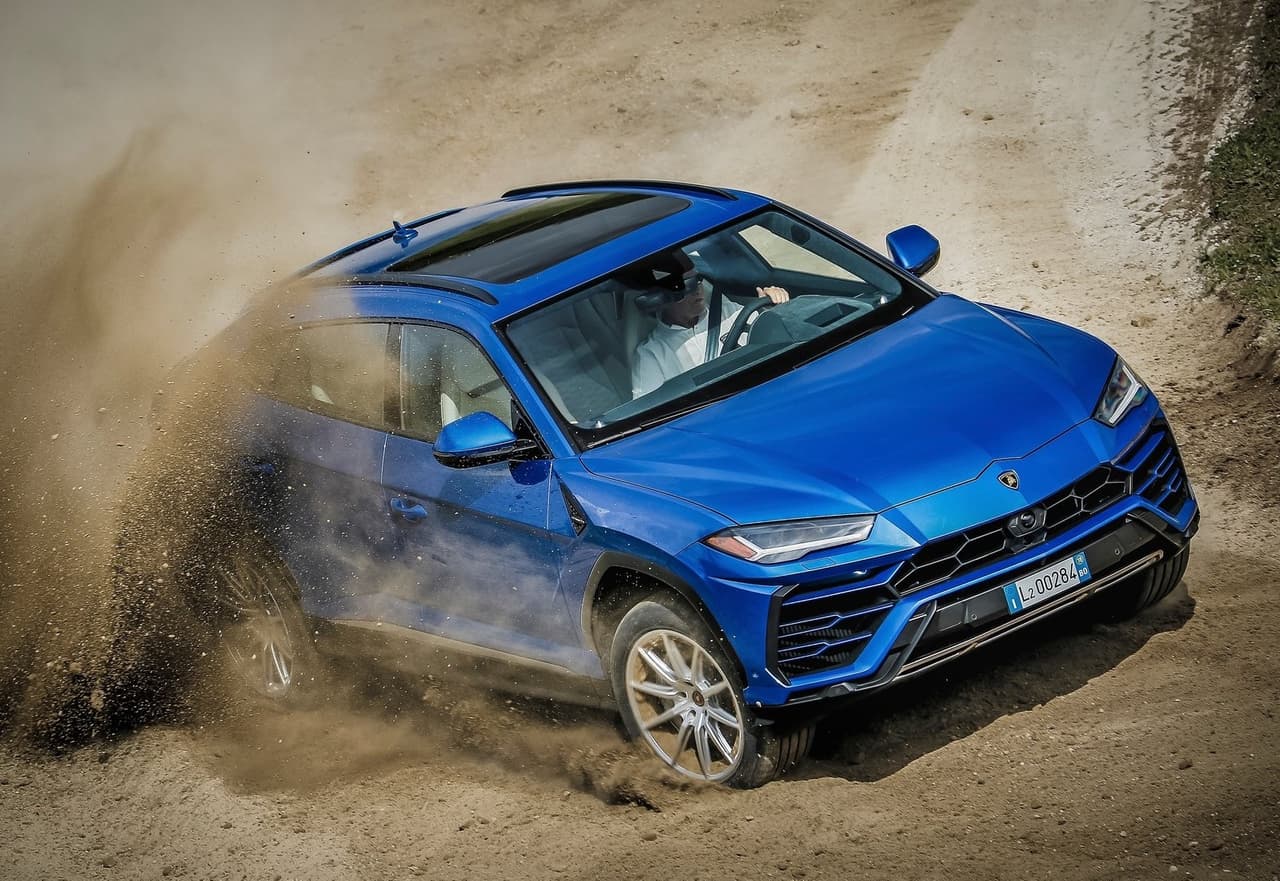 Su motor es un
<b>motor V8 doble turbo de 4.0 litros</b> de desplazamiento que desarrolla
<b>650 caballos de fuerza y 626 lbs.-pie de torque</b>.