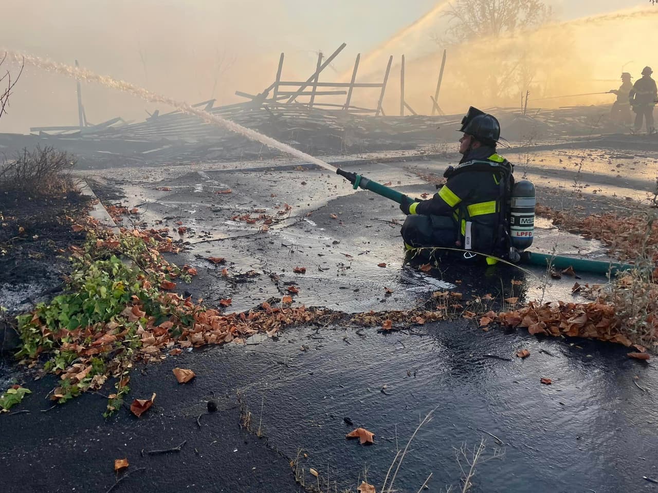 Un importante incendio estructural ocurrió en un centro comercial en Livermore el domingo por la noche, destruyendo al menos tres edificios y dañando otros dos.
