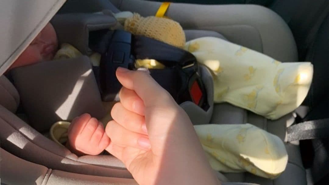 "Amarillo fue el color con el que sacamos a #babyMegan del hospital hace unos días, además de ser una tradición en mi familia, como en la de muchas otras, mi mamá dice que es para la suerte y abundancia para el futuro del bebé", escribió en la red social.